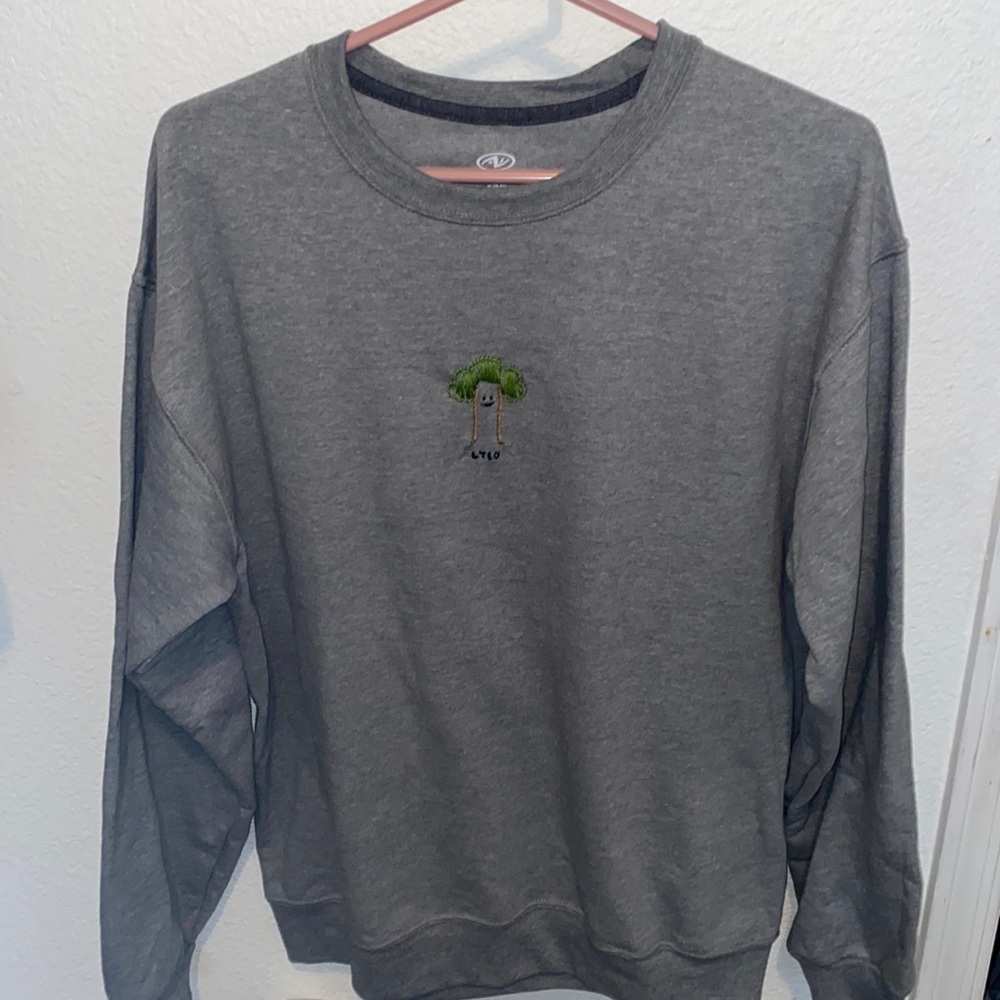 LYLO tree crewneck